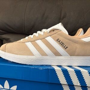 Adidas Gazelle Tan and White Sneakers brand new in box size 6 women’s